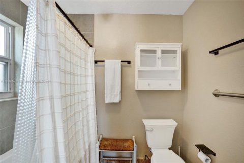 House in Wilton Manors, Florida 4 bedrooms, 186.08 sq.m. № 1825827 - photo 25