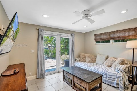 House in Wilton Manors, Florida 4 bedrooms, 186.08 sq.m. № 1825827 - photo 5