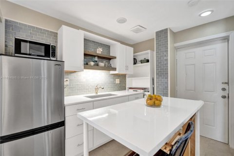 House in Wilton Manors, Florida 4 bedrooms, 186.08 sq.m. № 1825827 - photo 9