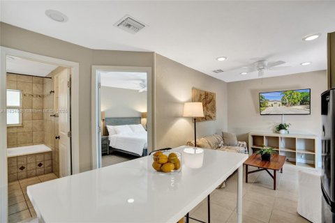 House in Wilton Manors, Florida 4 bedrooms, 186.08 sq.m. № 1825827 - photo 8