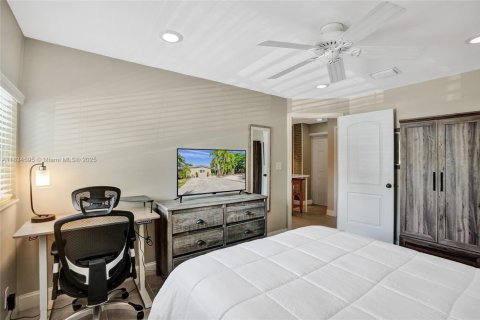 House in Wilton Manors, Florida 4 bedrooms, 186.08 sq.m. № 1825827 - photo 12