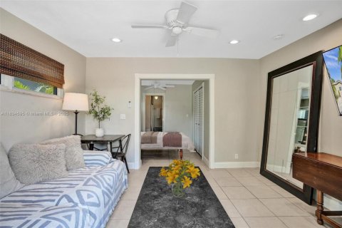 House in Wilton Manors, Florida 4 bedrooms, 186.08 sq.m. № 1825827 - photo 4