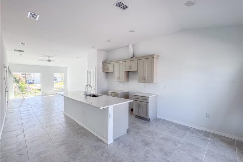House in Fort Myers, Florida 4 bedrooms, 138.89 sq.m. № 1514781 - photo 2