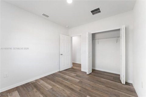 Villa ou maison à vendre à Lehigh Acres, Floride: 4 chambres, 163.32 m2 № 2006857 - photo 11