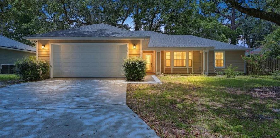 House in Gainesville, Florida 3 bedrooms, 132.85 sq.m. № 2150136