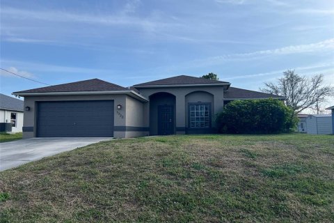 House in Cape Coral, Florida 3 bedrooms, 168.9 sq.m. № 1544182 - photo 1
