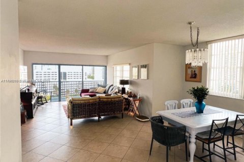 Condo in Sunny Isles Beach, Florida, 2 bedrooms  № 1730698 - photo 24