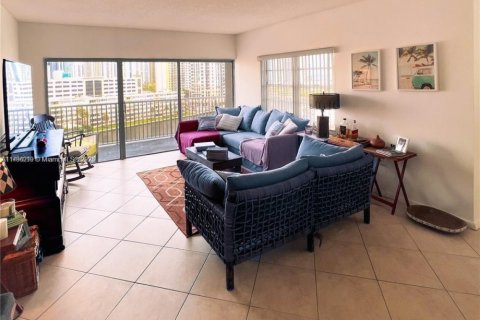 Condo in Sunny Isles Beach, Florida, 2 bedrooms  № 1730698 - photo 22
