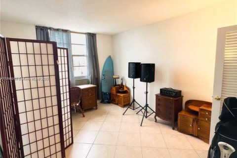 Condo in Sunny Isles Beach, Florida, 2 bedrooms  № 1730698 - photo 17