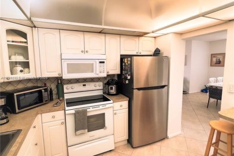 Condo in Sunny Isles Beach, Florida, 2 bedrooms  № 1730698 - photo 9