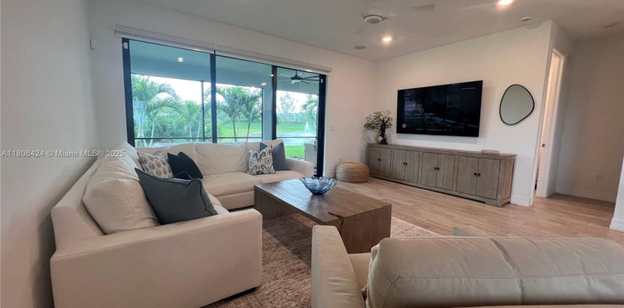 House in Oakland Park, Florida 4 bedrooms, 197.88 sq.m. № 1864808
