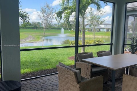 House in Oakland Park, Florida 4 bedrooms, 197.88 sq.m. № 1864808 - photo 10