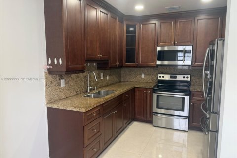 Снять в аренду виллу или дом в Майами, Флорида 2 спальни, 128.39м2, № 2066370 - фото 2