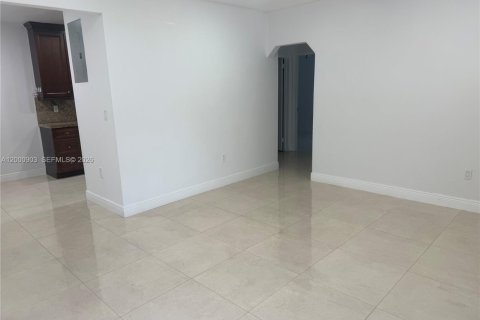 Снять в аренду виллу или дом в Майами, Флорида 2 спальни, 128.39м2, № 2066370 - фото 6