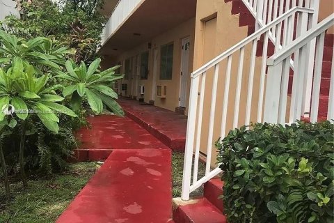 Estudio en el Condominio en Miami Beach, Florida  № 1981041