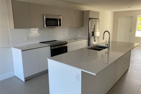 Снять в аренду кондоминиум в Майами, Флорида 3 спальни, 121.61м2, № 1992290 - фото 2