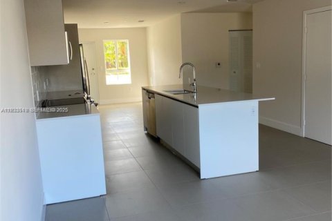 Снять в аренду кондоминиум в Майами, Флорида 3 спальни, 121.61м2, № 1992290 - фото 4