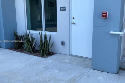 Снять в аренду кондоминиум в Майами, Флорида 3 спальни, 121.61м2, № 1992290 - фото 1