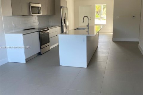 Снять в аренду кондоминиум в Майами, Флорида 3 спальни, 121.61м2, № 1992290 - фото 6