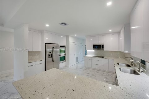 Снять в аренду виллу или дом в Бэл-Харбор, Флорида 4 спальни, 207.36м2, № 2027854 - фото 14