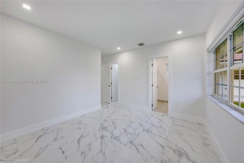 Снять в аренду виллу или дом в Бэл-Харбор, Флорида 4 спальни, 207.36м2, № 2027854 - фото 29