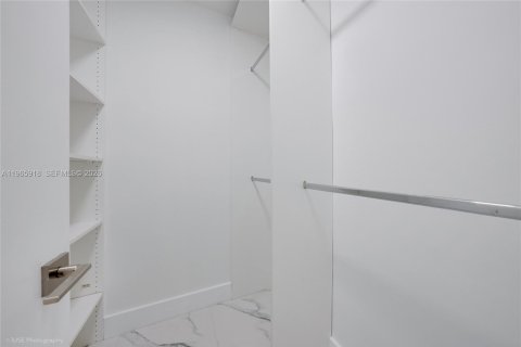 Снять в аренду виллу или дом в Бэл-Харбор, Флорида 4 спальни, 207.36м2, № 2027854 - фото 26