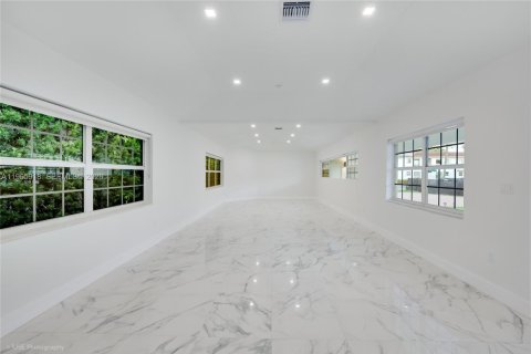 Снять в аренду виллу или дом в Бэл-Харбор, Флорида 4 спальни, 207.36м2, № 2027854 - фото 11