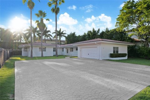 Снять в аренду виллу или дом в Бэл-Харбор, Флорида 4 спальни, 207.36м2, № 2027854 - фото 7