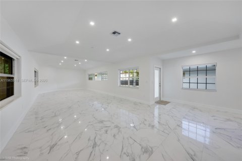 Снять в аренду виллу или дом в Бэл-Харбор, Флорида 4 спальни, 207.36м2, № 2027854 - фото 9