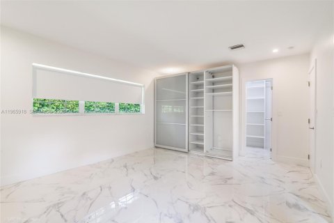 Снять в аренду виллу или дом в Бэл-Харбор, Флорида 4 спальни, 207.36м2, № 2027854 - фото 27