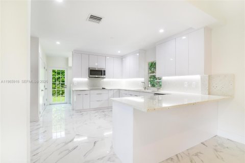 Снять в аренду виллу или дом в Бэл-Харбор, Флорида 4 спальни, 207.36м2, № 2027854 - фото 13