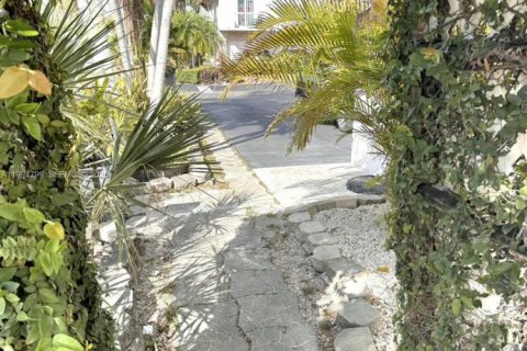 Propiedad comercial en Miami, Florida 1 dormitorio, 231.14 m2 № 2056417