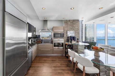 Condo in Miami, Florida, 2 bedrooms  № 1941949 - photo 9