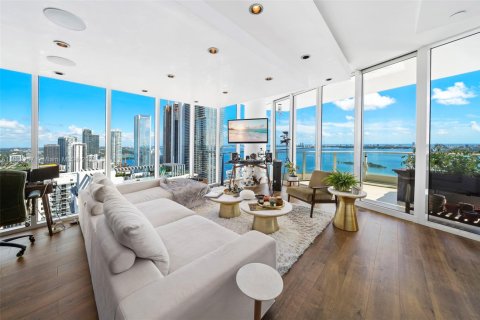 Condo in Miami, Florida, 2 bedrooms  № 1941949 - photo 5