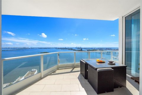 Condo in Miami, Florida, 2 bedrooms  № 1941949 - photo 1