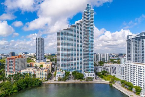 Condo in Miami, Florida, 2 bedrooms  № 1941949 - photo 27