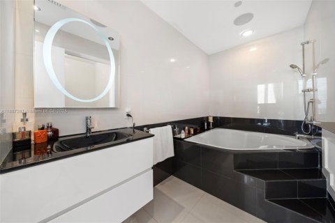 Condo in Miami, Florida, 2 bedrooms  № 1941949 - photo 23