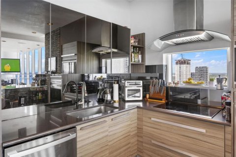 Condo in Miami, Florida, 2 bedrooms  № 1941949 - photo 11