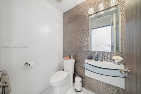 Condo in Miami, Florida, 2 bedrooms  № 1941949 - photo 25