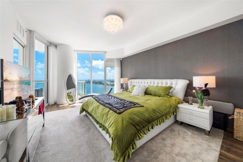 Condo in Miami, Florida, 2 bedrooms  № 1941949 - photo 13