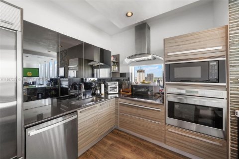 Condo in Miami, Florida, 2 bedrooms  № 1941949 - photo 10