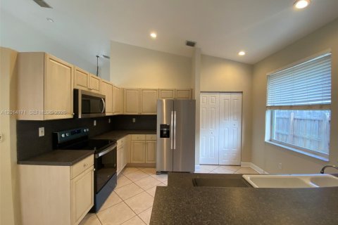 Casa en alquiler en Hollywood, Florida, 3 dormitorios, 255.39 m2 № 2076206 - foto 6