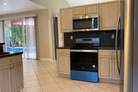 Casa en alquiler en Hollywood, Florida, 3 dormitorios, 255.39 m2 № 2076206 - foto 4