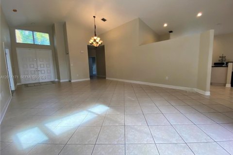 Casa en alquiler en Hollywood, Florida, 3 dormitorios, 255.39 m2 № 2076206 - foto 3