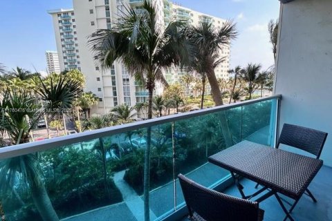 Condo in Hollywood, Florida, 1 bedroom  № 1716054 - photo 24