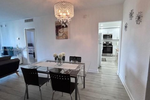 Condo in Hollywood, Florida, 1 bedroom  № 1716054 - photo 8
