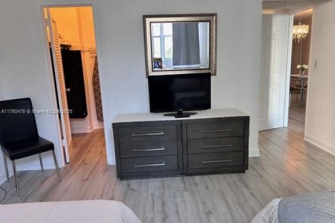 Condo in Hollywood, Florida, 1 bedroom  № 1716054 - photo 15