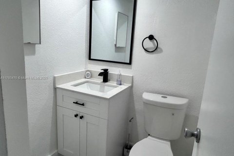 Condo in Hollywood, Florida, 1 bedroom  № 1716054 - photo 23