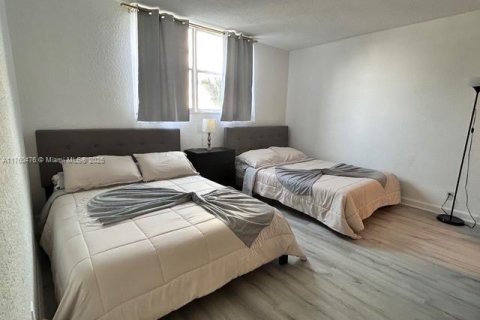 Condo in Hollywood, Florida, 1 bedroom  № 1716054 - photo 13