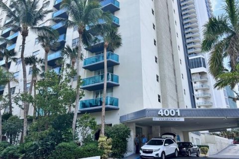 Condo in Hollywood, Florida, 1 bedroom  № 1716054 - photo 1